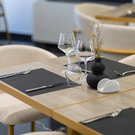 Destiny & Ξενοδοχείο Yzberishti