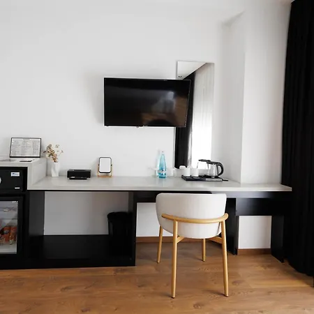 Destiny & Ξενοδοχείο Yzberishti